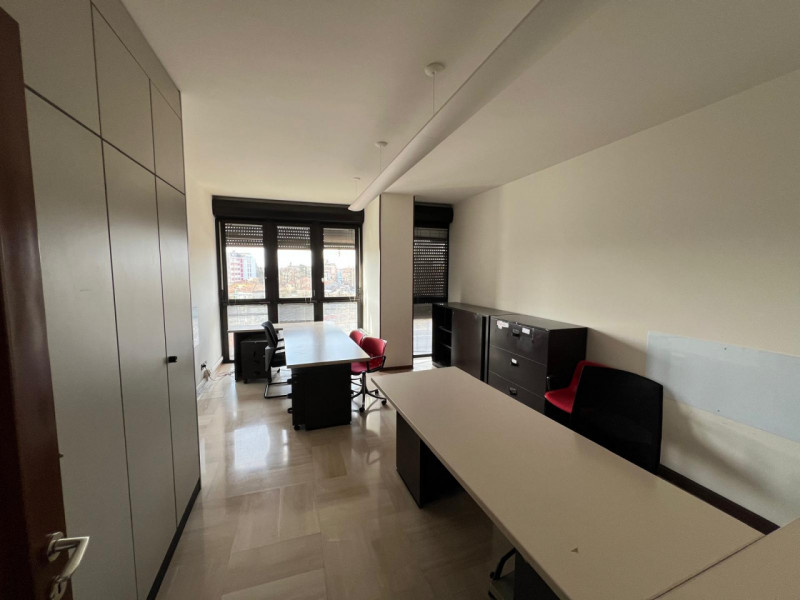 POSTO IN ELEGANTE CONTESTO DIREZIONALE UNITA' LUMINOSA DI CIRCA 390 MQ. POSTO AL 6° PIANO. DOPPIO...