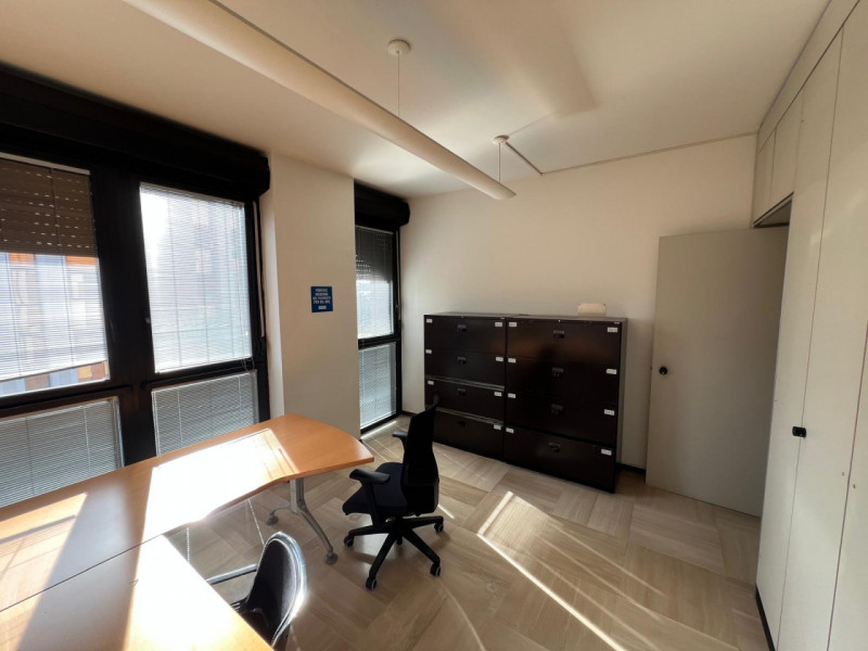 POSTO IN ELEGANTE CONTESTO DIREZIONALE, UNITA' MOLTO LUMINOSA DI CIRCA 390 MQ. POSTO AL 6° PIANO ...