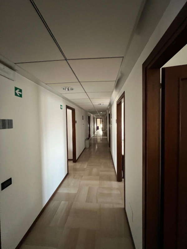 POSTO IN ELEGANTE CONTESTO DIREZIONALE UNITA' LUMINOSA DI CIRCA 390 MQ. POSTO AL 6° PIANO. DOPPIO...