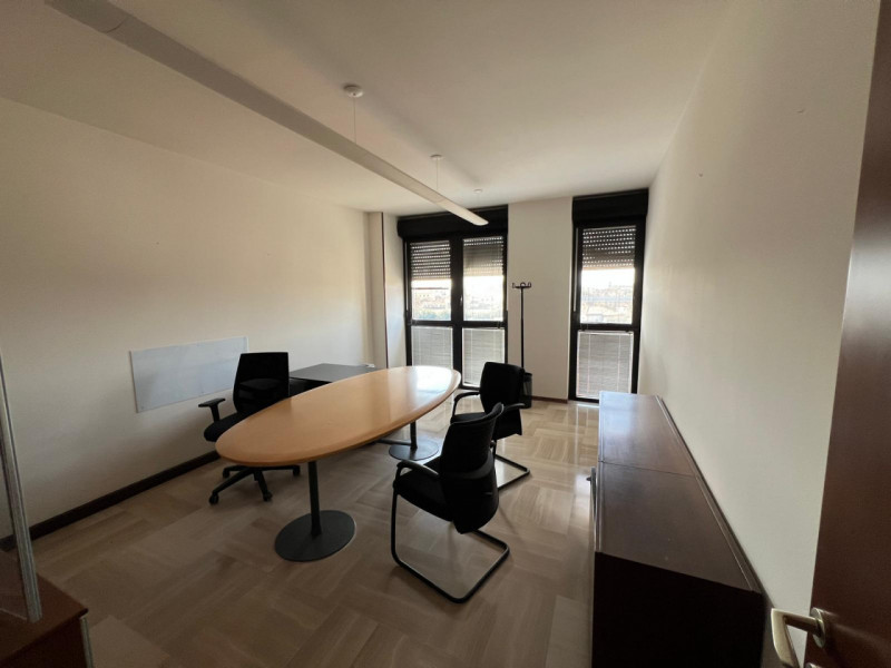 POSTO IN ELEGANTE CONTESTO DIREZIONALE, UNITA' MOLTO LUMINOSA DI CIRCA 390 MQ. POSTO AL 6° PIANO ...