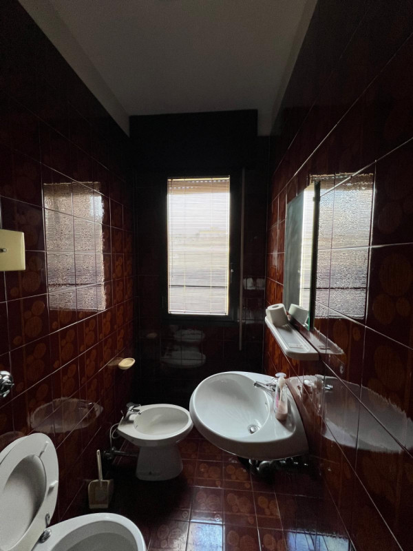 POSTO IN ELEGANTE CONTESTO DIREZIONALE UNITA' LUMINOSA DI CIRCA 390 MQ. POSTO AL 6° PIANO. DOPPIO...