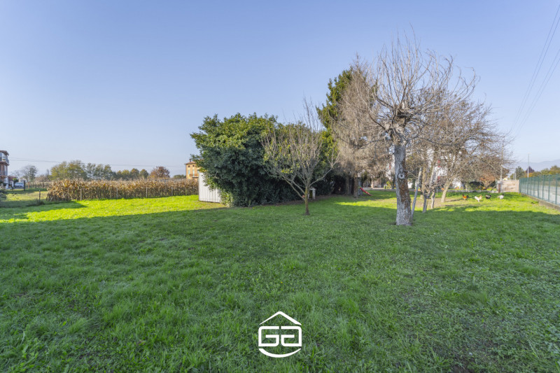 Villaverla. In una zona limitrofa al centro paese, tranquilla e servita, proponiamo in vendita un...