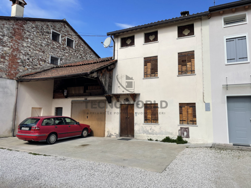 Scopri questa rara opportunità di acquistare una casa a schiera porzione centrale situata nel cuo...