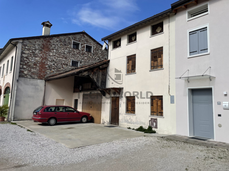 Scopri questa rara opportunità di acquistare una casa a schiera porzione centrale situata nel cuo...