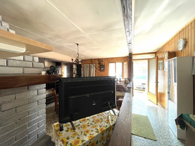 Scopri questa rara opportunità di acquistare una casa a schiera porzione centrale situata nel cuo...