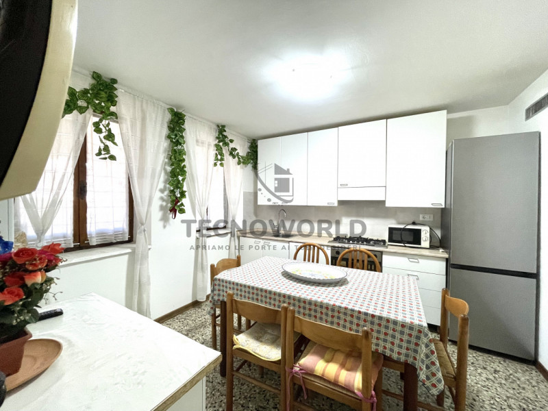 Scopri questa rara opportunità di acquistare una casa a schiera porzione centrale situata nel cuo...