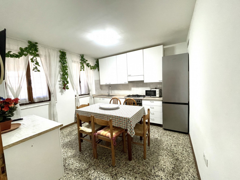 Scopri questa rara opportunità di acquistare una casa a schiera porzione centrale situata nel cuo...