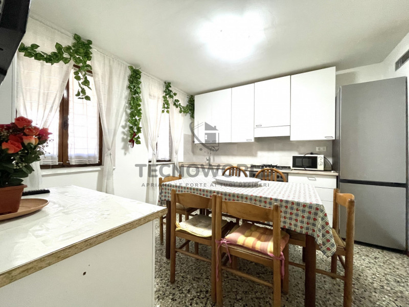 Scopri questa rara opportunità di acquistare una casa a schiera porzione centrale situata nel cuo...