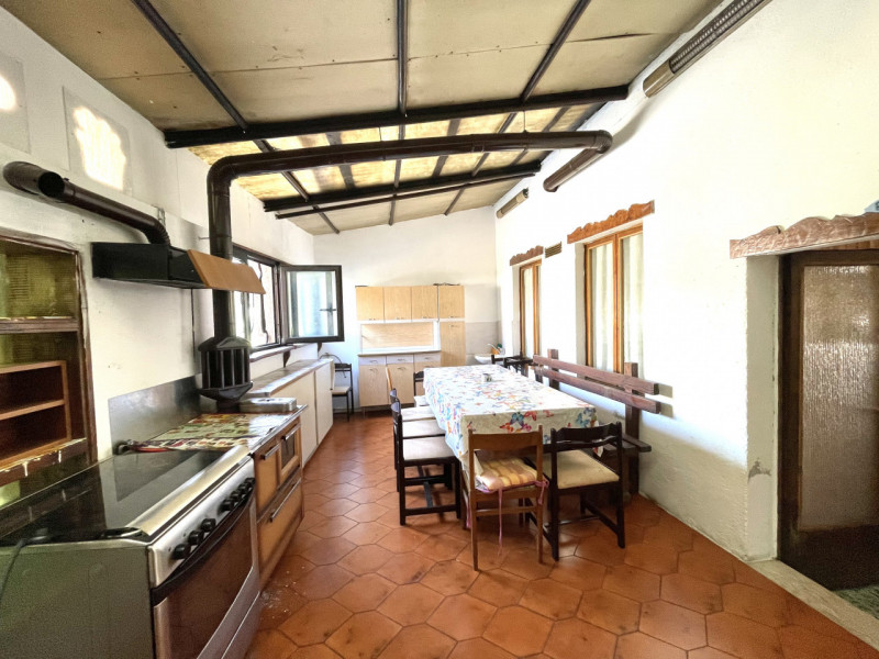 Scopri questa rara opportunità di acquistare una casa a schiera porzione centrale situata nel cuo...