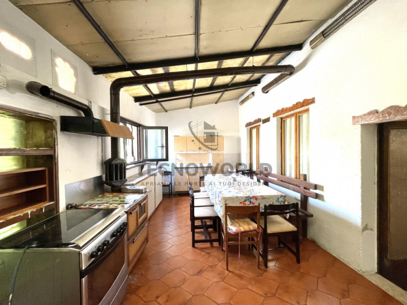 Scopri questa rara opportunità di acquistare una casa a schiera porzione centrale situata nel cuo...