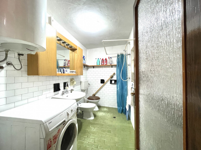 Scopri questa rara opportunità di acquistare una casa a schiera porzione centrale situata nel cuo...