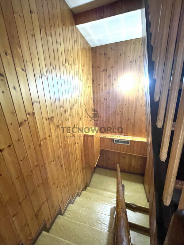 Scopri questa rara opportunità di acquistare una casa a schiera porzione centrale situata nel cuo...