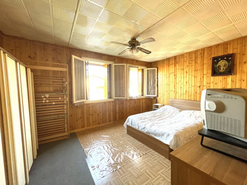 Scopri questa rara opportunità di acquistare una casa a schiera porzione centrale situata nel cuo...