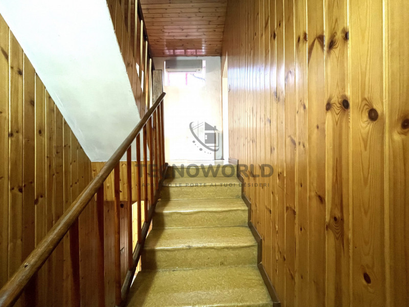 Scopri questa rara opportunità di acquistare una casa a schiera porzione centrale situata nel cuo...