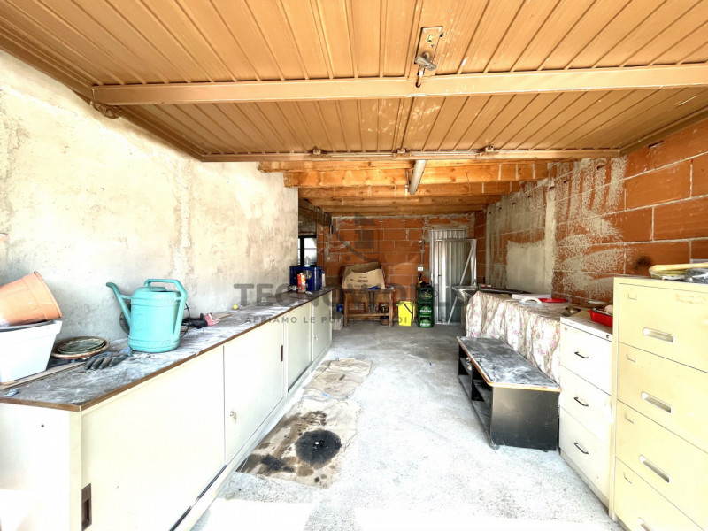 Scopri questa rara opportunità di acquistare una casa a schiera porzione centrale situata nel cuo...