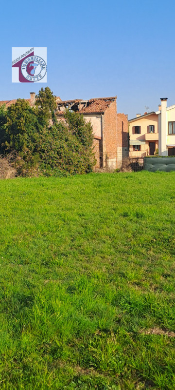Vendesi VILLAFRANCA PADOVANA CENTRO porzione di rustico accostato di testa di oltre 200 mq. svilu...