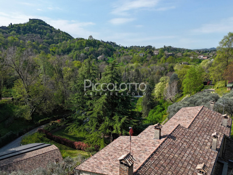 Rif. V5247 - Ad Asolo, immersa nella tranquillità dei Colli e a soli 5 minuti dal centro storico,...