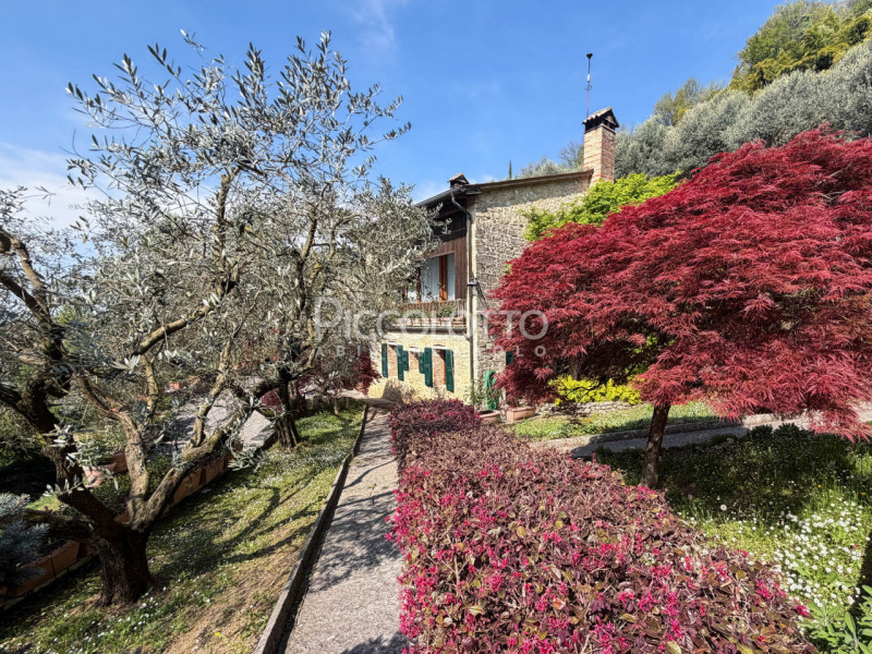 Rif. V5247 - Ad Asolo, immersa nella tranquillità dei Colli e a soli 5 minuti dal centro storico,...