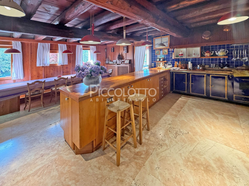 Rif. V5247 - Ad Asolo, immersa nella tranquillità dei Colli e a soli 5 minuti dal centro storico,...