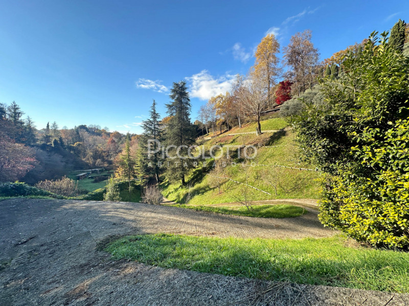 Rif. V5247 - Ad Asolo, immersa nella tranquillità dei Colli e a soli 5 minuti dal centro storico,...