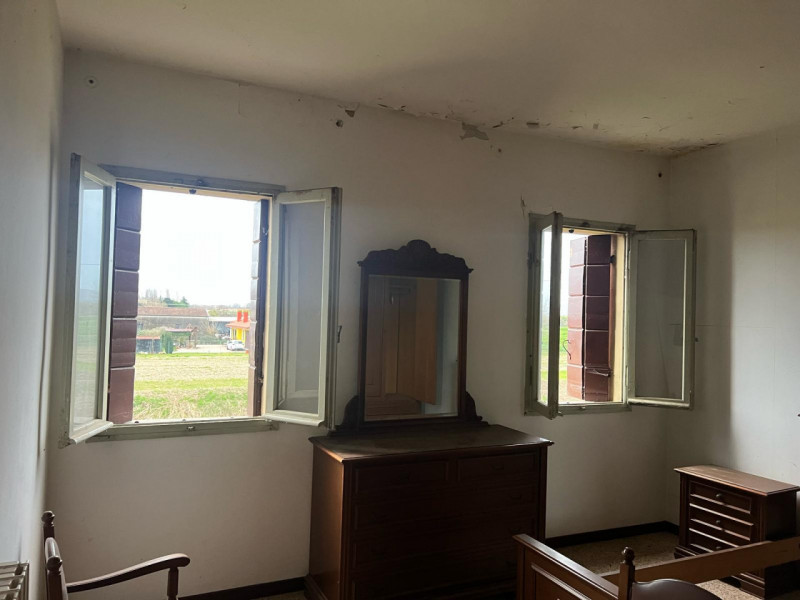 Vendesi a Pernumia, casa accostata su due livelli, in zona tranquilla, immersa nel verde ma poco ...