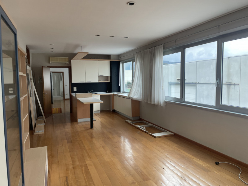 Siamo proporre in vendita, in zona industriale a Pieve del Grappa, un capannone di circa 2000 mq,...