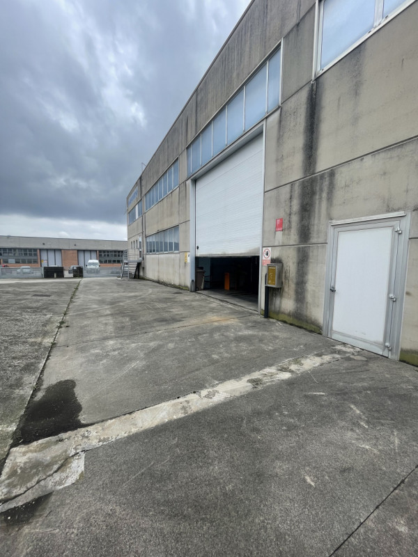 Siamo proporre in vendita, in zona industriale a Pieve del Grappa, un capannone di circa 2000 mq,...