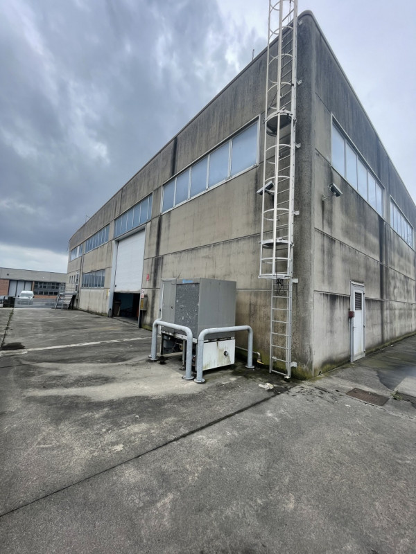 Siamo proporre in vendita, in zona industriale a Pieve del Grappa, un capannone di circa 2000 mq,...