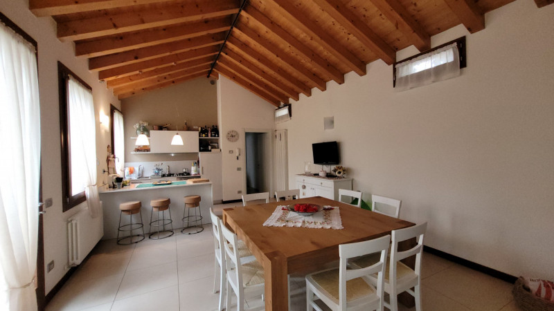 Scopri questa affascinante abitazione, situata nel cuore pulsante di Cornuda, una gemma accessibi...