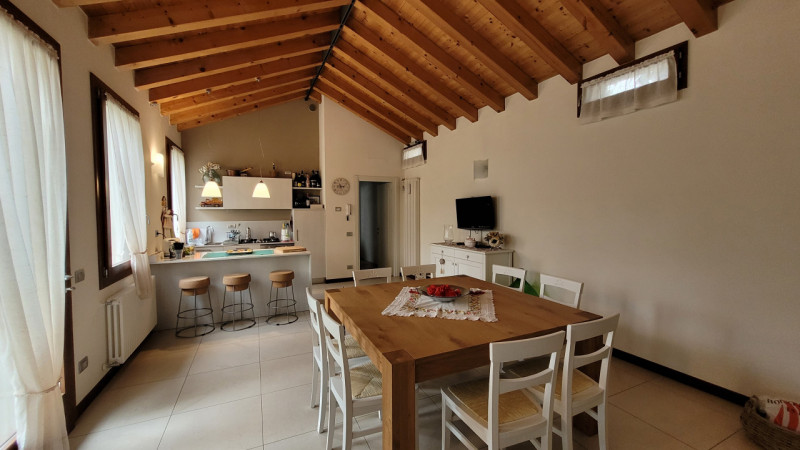 Scopri questa affascinante abitazione, situata nel cuore pulsante di Cornuda, una gemma accessibi...