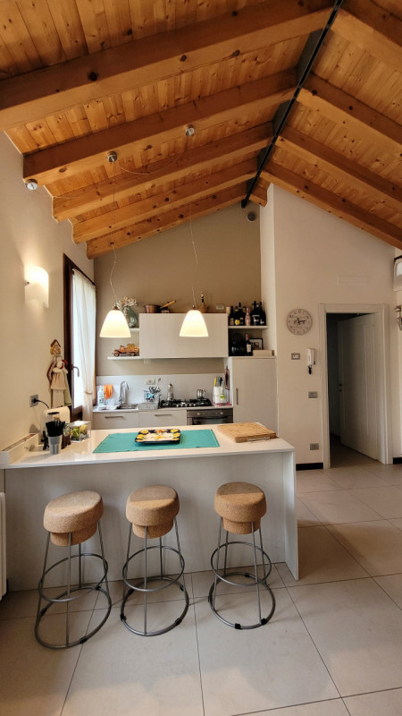 Scopri questa affascinante abitazione, situata nel cuore pulsante di Cornuda, una gemma accessibi...