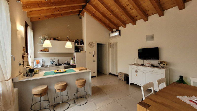 Scopri questa affascinante abitazione, situata nel cuore pulsante di Cornuda, una gemma accessibi...