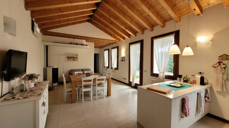 Scopri questa affascinante abitazione, situata nel cuore pulsante di Cornuda, una gemma accessibi...