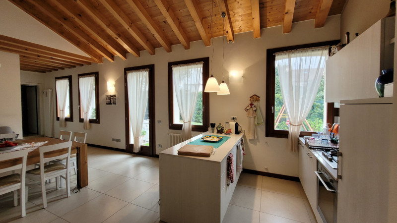 Scopri questa affascinante abitazione, situata nel cuore pulsante di Cornuda, una gemma accessibi...