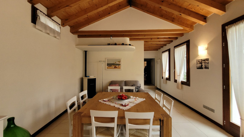 Scopri questa affascinante abitazione, situata nel cuore pulsante di Cornuda, una gemma accessibi...