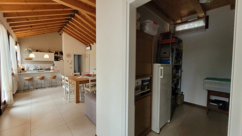 Scopri questa affascinante abitazione, situata nel cuore pulsante di Cornuda, una gemma accessibi...