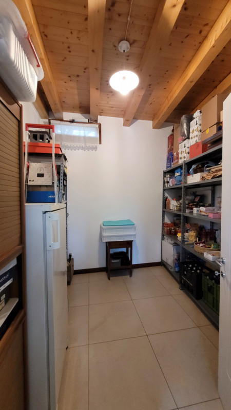 Scopri questa affascinante abitazione, situata nel cuore pulsante di Cornuda, una gemma accessibi...