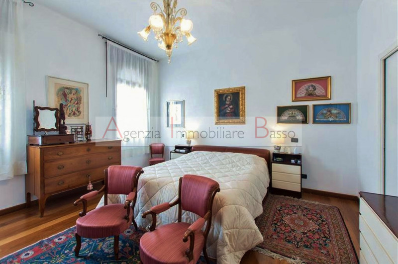 In vendita: ampio appartamento di 180 mq nel cuore del Centro Storico di Padova, situato al piano...