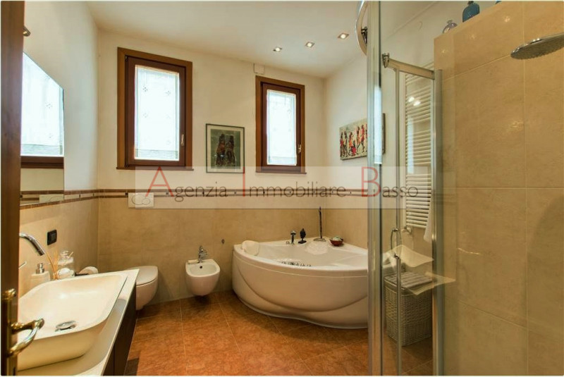 In vendita: ampio appartamento di 180 mq nel cuore del Centro Storico di Padova, situato al piano...