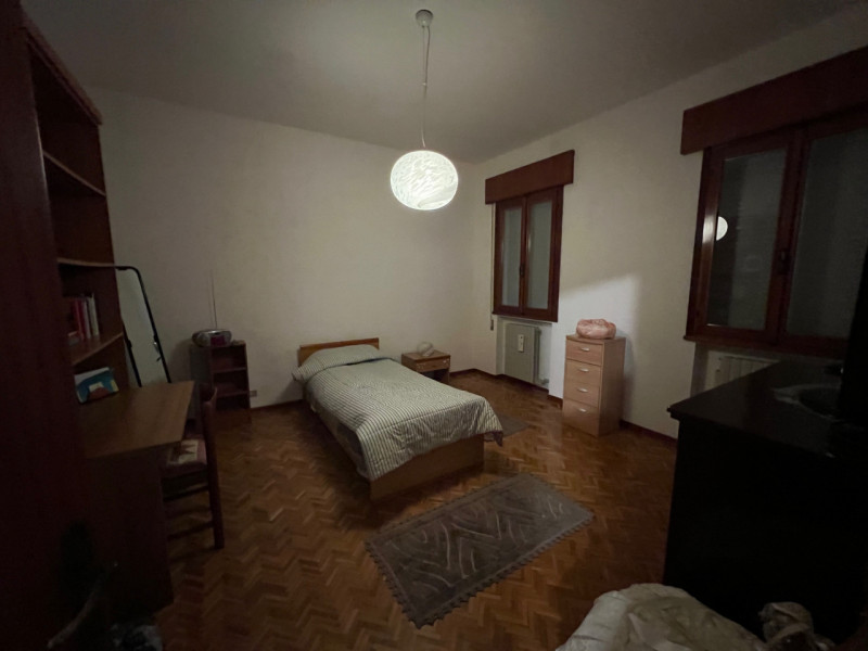 Casa singola terratetto situata nella zona di Monticelli. Con una superficie generosa di 330 mq s...