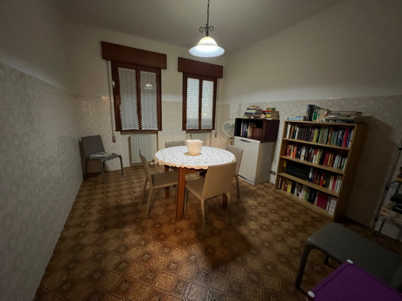 Casa singola terratetto situata nella zona di Monticelli. Con una superficie generosa di 330 mq s...