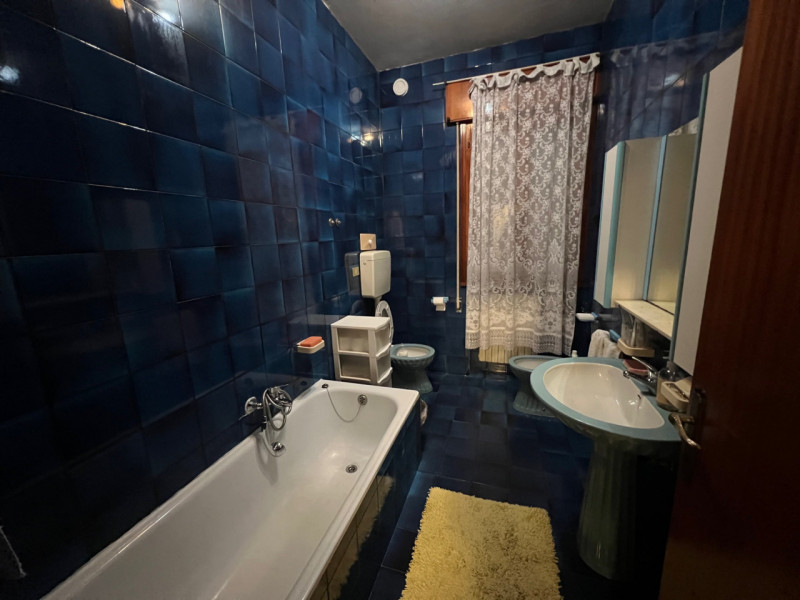 Casa singola terratetto situata nella zona di Monticelli. Con una superficie generosa di 330 mq s...