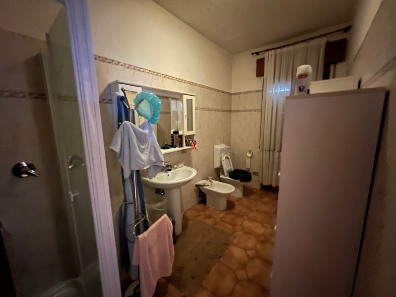 Casa singola terratetto situata nella zona di Monticelli. Con una superficie generosa di 330 mq s...