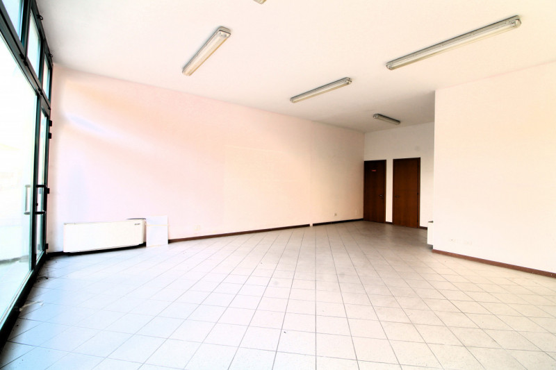 MONSELICE: in zona Costa Calcinara, negozio composto da: doppio ingresso in un locale open space ...