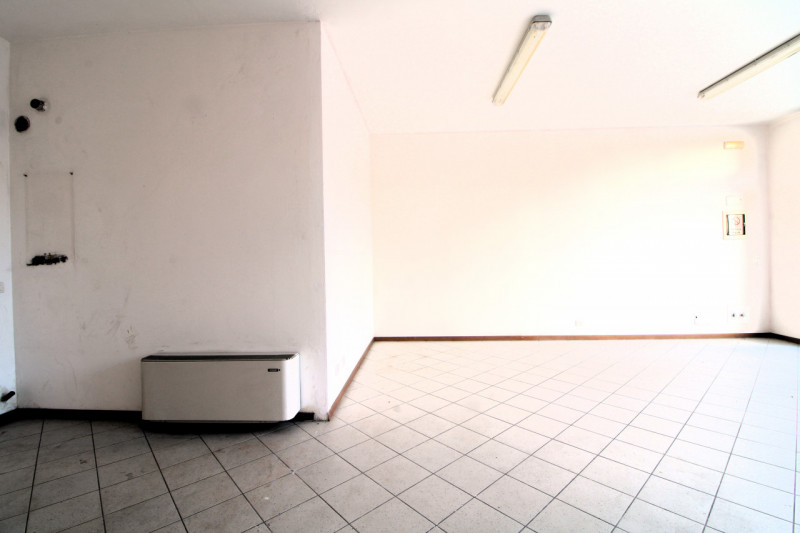 MONSELICE: in zona Costa Calcinara, negozio composto da: doppio ingresso in un locale open space ...