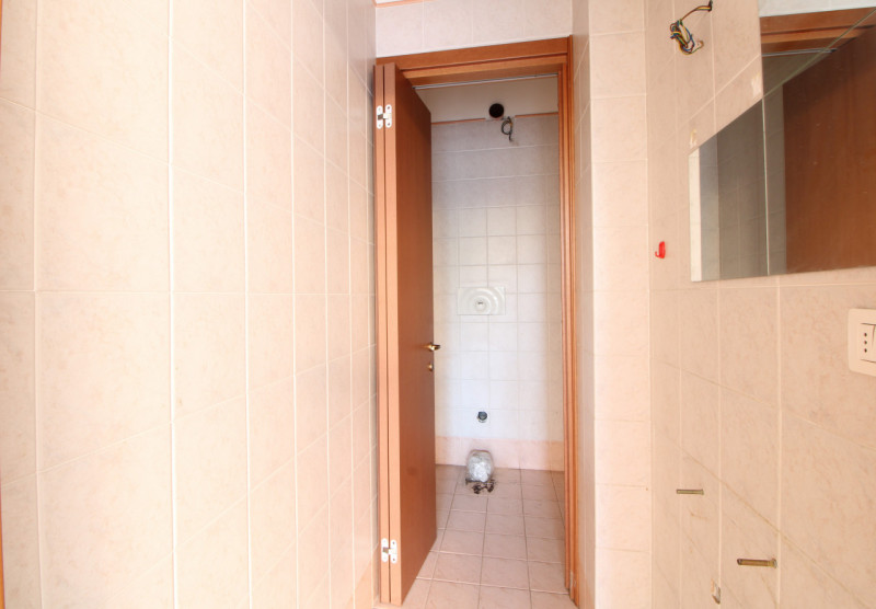 MONSELICE: in zona Costa Calcinara, negozio composto da: doppio ingresso in un locale open space ...