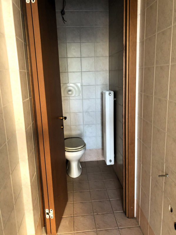 MONSELICE: in zona Costa Calcinara, negozio composto da: doppio ingresso in un locale open space ...