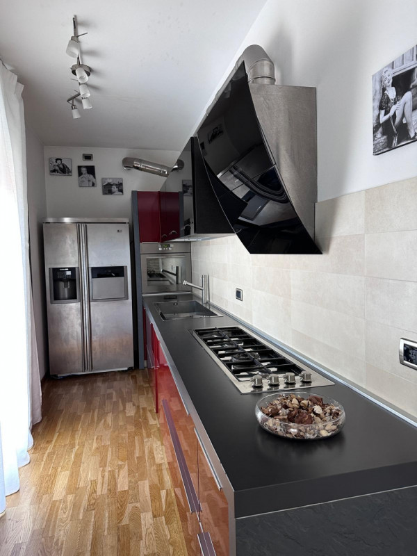 Scoprite questo splendido attico al terzo e quarto piano, situato nel cuore di Cartura, una local...