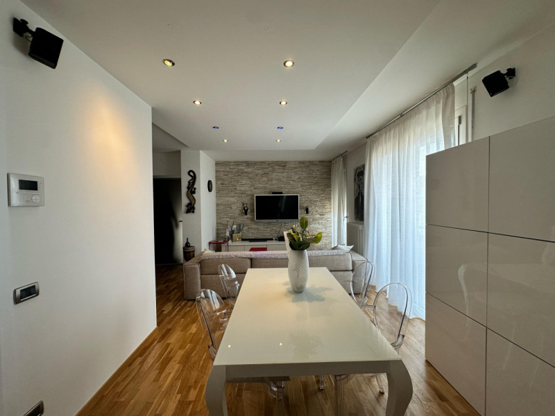 Scoprite questo splendido attico al terzo e quarto piano, situato nel cuore di Cartura, una local...