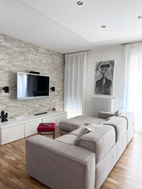 Scoprite questo splendido attico al terzo e quarto piano, situato nel cuore di Cartura, una local...